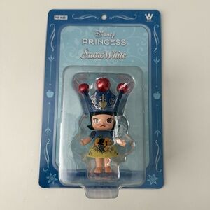 100% Mega Royal Molly Snow White hangcard